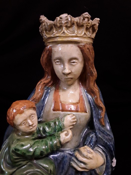 Statuie foarte veche, Madonna cu pruncul Isus