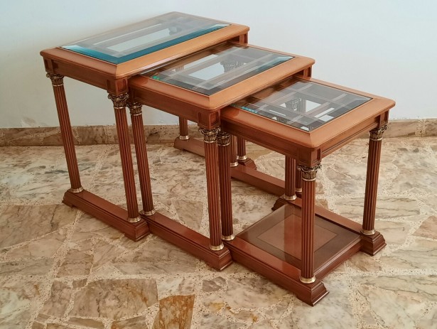 Set Neoclasic de 3 masute, cristal tesit, ornamente bronz