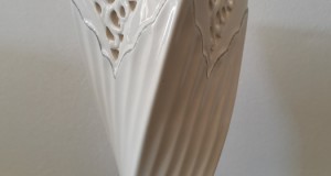 Vaza rasucita portelan fin decupat 18,5 cm