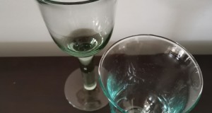 Vaza vintage Ikebana sticla suflata colorată în masă