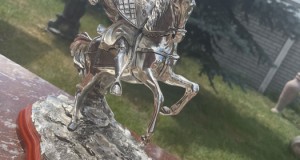 Cal din polirasine argintat pe soclu de lemn