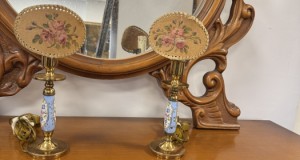 Două lămpi vintage din alamă și porțelan
