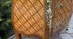Comoda din lemn cu intarsii, ornamente bronz si blat marmura