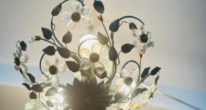 Plafoniera antichizata cu flori din cristal