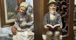 Pereche statuete din porțelan biscuit