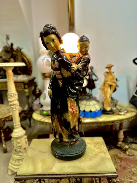 Lampa cu statuete asiatice mama și copilul