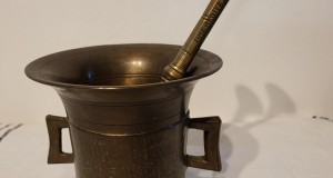 Mojar de bronz cu pistil original, inscripționat «GRIGOROVICI 1947»