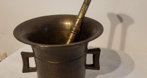 Mojar de bronz cu pistil original, inscripționat «GRIGOROVICI 1947»