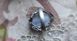 Inel art deco de argint decorat cu calcedonie naturala