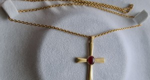 Cruce cu lănțișor handmade aur 18k cu rubin natural