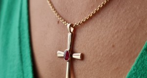 Cruce cu lănțișor handmade aur 18k cu rubin natural