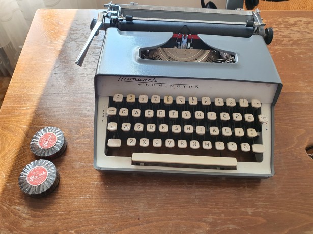 Masina  de scris  veche  Monarch Remington