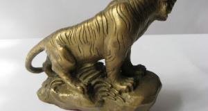 Statueta veche din bronz, masiva, reprezentand un Tigru, semnata, provenienta China.