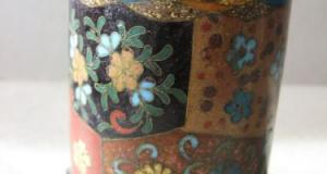 Vas vechi, provenienta China, executat in tehnica cloisonne, sec. XIX. Vasul are inaltimea de 9 cm s