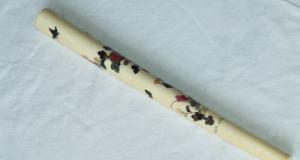Obiect de cult japonez confectionat din fildes cu intarsii din sidef si agat; lungime 25 cm, secolul