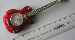 Ceas, miniatura deosebita,  reprezentand o chitara (Japonia).