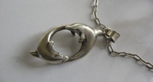 Set deosebit de bijuterii din argint, reprezentand delfini