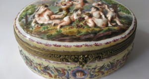 Cutie deosebita, veche, confectionata din portelan Capodimonte
