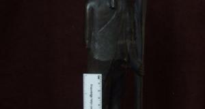 Statueta africana, confectionata din lemn de esenta tare (abanos).
