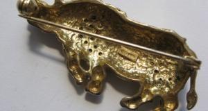 Brosa veche, din argint aurit, cu zirconii. Obiectul este marcat.