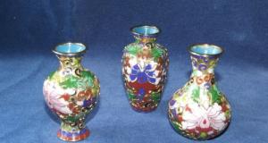 Vase metalice lucrate in tehnica cloisonne (email), provenienta China, perioada anilor 1975, in star