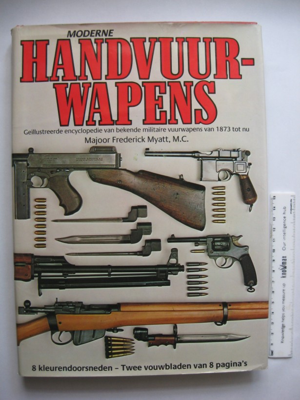 Catalog de arme, 240 pagini, in stare foarte buna