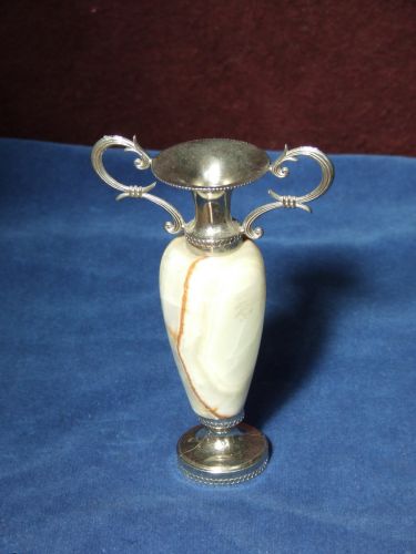 Vaza (miniatura), din metal argintat si onix, perioada anilor 1970