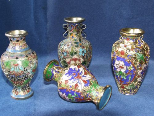 Vase metalice lucrate in tehnica cloisonne (email), provenienta China, perioada anilor 1975, in star