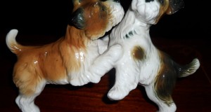 Karl Ens. Pereche de câini Foxterrier din porțelan.