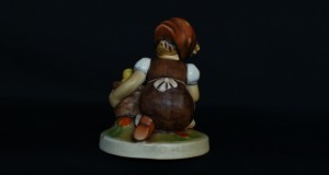 Bibelou fetita cu pui de Goebel 019537