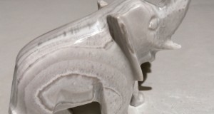 Elefant de epocă sculptat manual - piatră de stâncă de cuarț onix - trunchi norocos