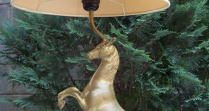 lampa -veioza cal bronz pe suport lemn 60 cm