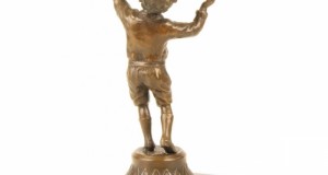 Baietel cu pasarea - statueta din bronz pe soclu din marmura VG-100
