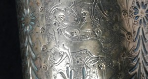 pahar vechi din bronz gravat