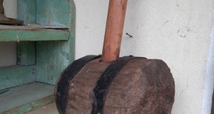 Baros-ciocan din lemn cu fier forjat manual