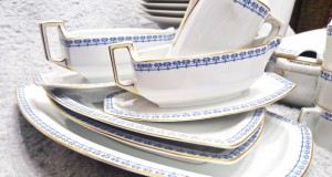 set serviciu de masa KRAUTHEIM portelan anii `40 albastru auriu 67 piese