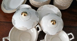 VILLEROY & BOCH serviciu de masa 66 piese portelan crem cu un model clasic din auri aplicat model 7103 fabricat in Franta anii ` 50 _ 12 persoane