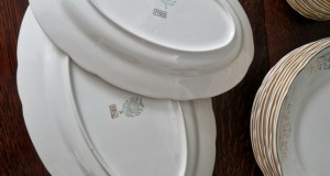 VILLEROY & BOCH serviciu de masa 66 piese portelan crem cu un model clasic din auri aplicat model 7103 fabricat in Franta anii ` 50 _ 12 persoane