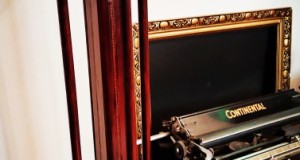 Vechi piedestal lemn,postament statuie,gramofon