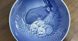 Farfurie decorativă de colecție „Mama și puii de iepure” produsă de Bing & Grondahl pentru Ziua Mamei în 1981