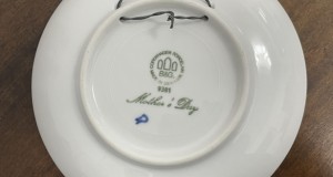 Farfurie decorativă de colecție „Mama și puii de iepure” produsă de Bing & Grondahl pentru Ziua Mamei în 1981