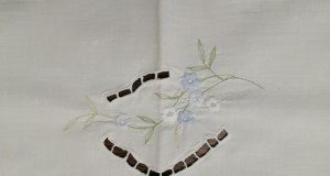 Fata de masa cu flori alb si albastru