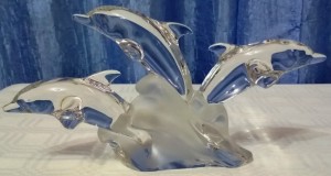 Bibelou figurina crystal 3 delfini care sar din val