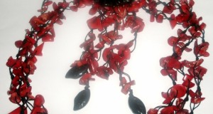 colier coral rosu si pandantiv coral floare pe snur matase,trei siraguri