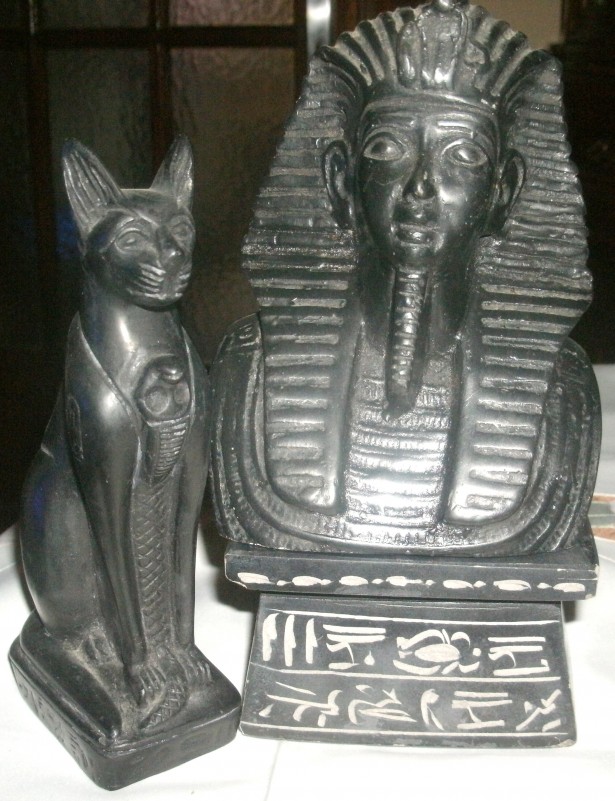 statuete egiptene pisica Bastet si bust faraon piatra