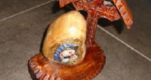 Unicat icoana pictata pe piatra cu foita de aur si crucifix sculptat din lemn