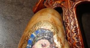 Unicat icoana pictata pe piatra cu foita de aur si crucifix sculptat din lemn