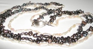 colier perle baroc marunte doua siraguri perle albe si negre ,