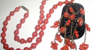 colier coral rosu cu pandantiv art deco piatra ametist sculptat