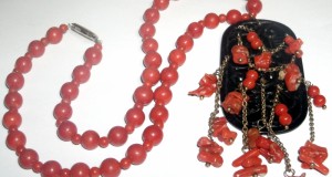colier coral rosu cu pandantiv art deco piatra ametist sculptat